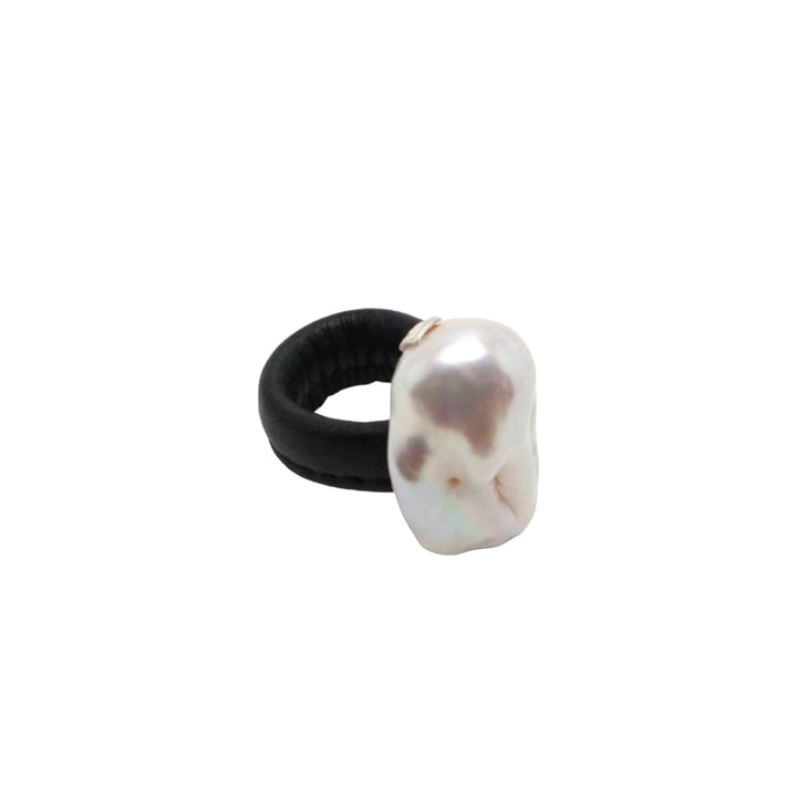 BAROQUE PEARL & LEATHER RING
