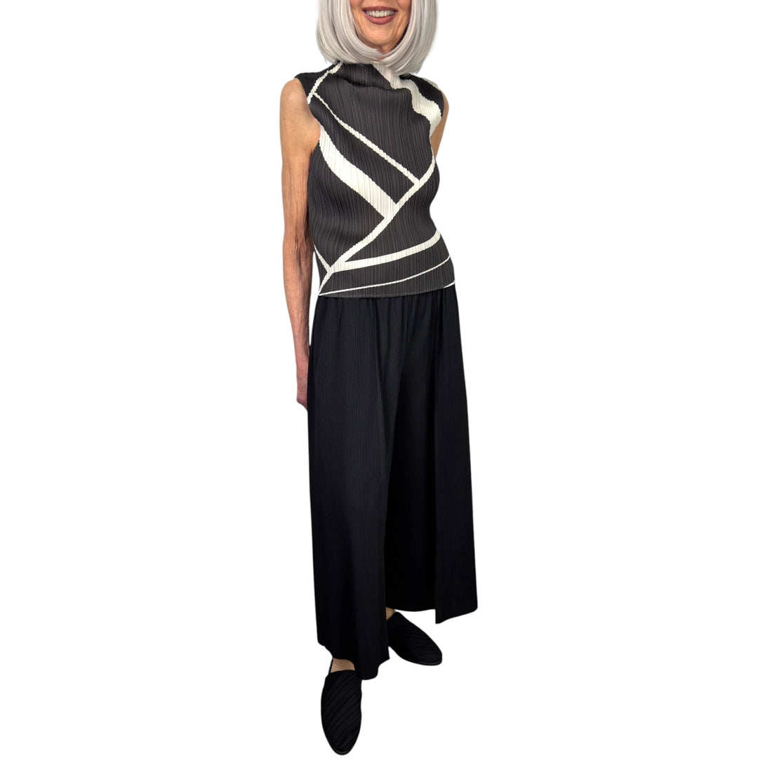 FOLD LINE SLEEVELESS TOP