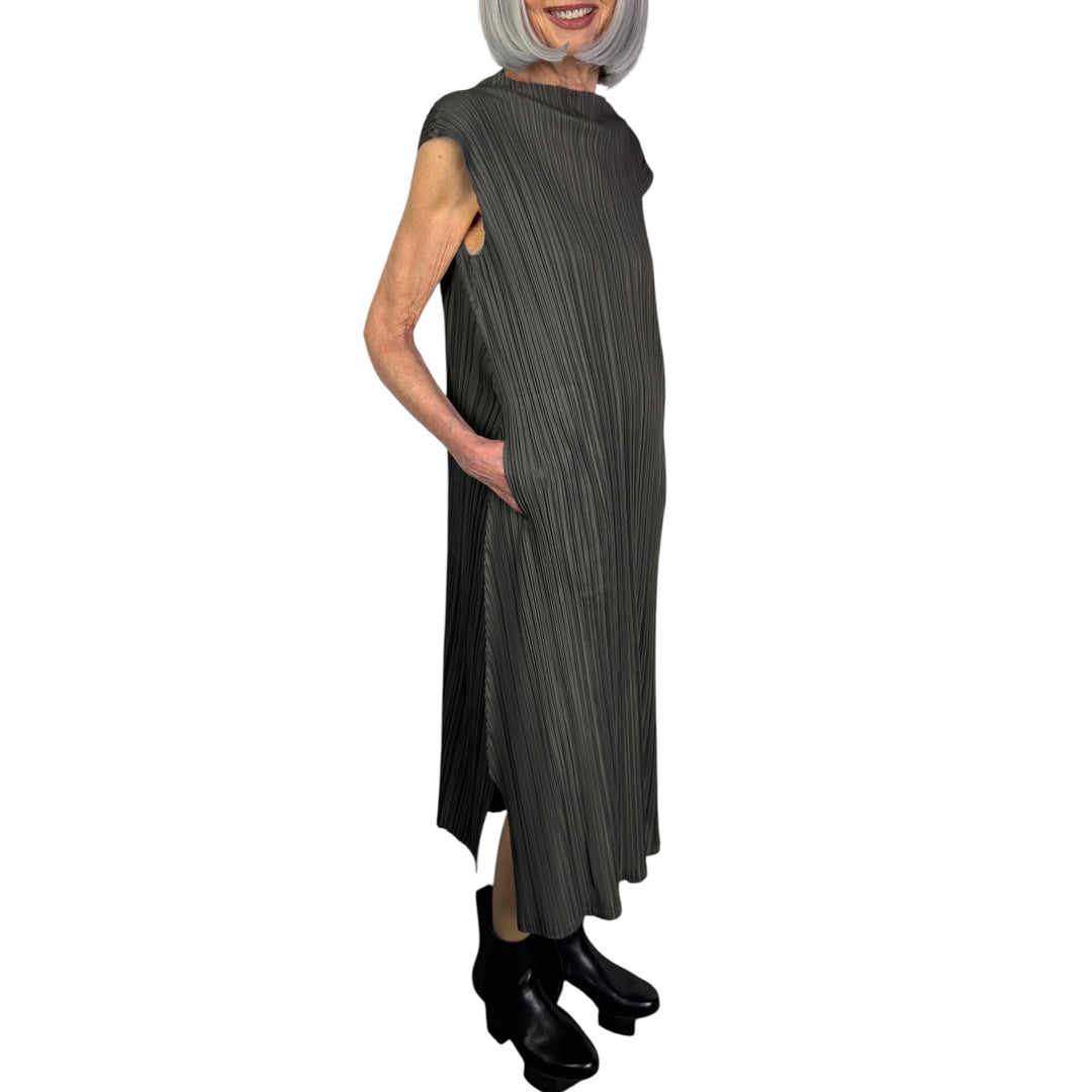 MELLOW PLEATS SLEEVELESS DRESS