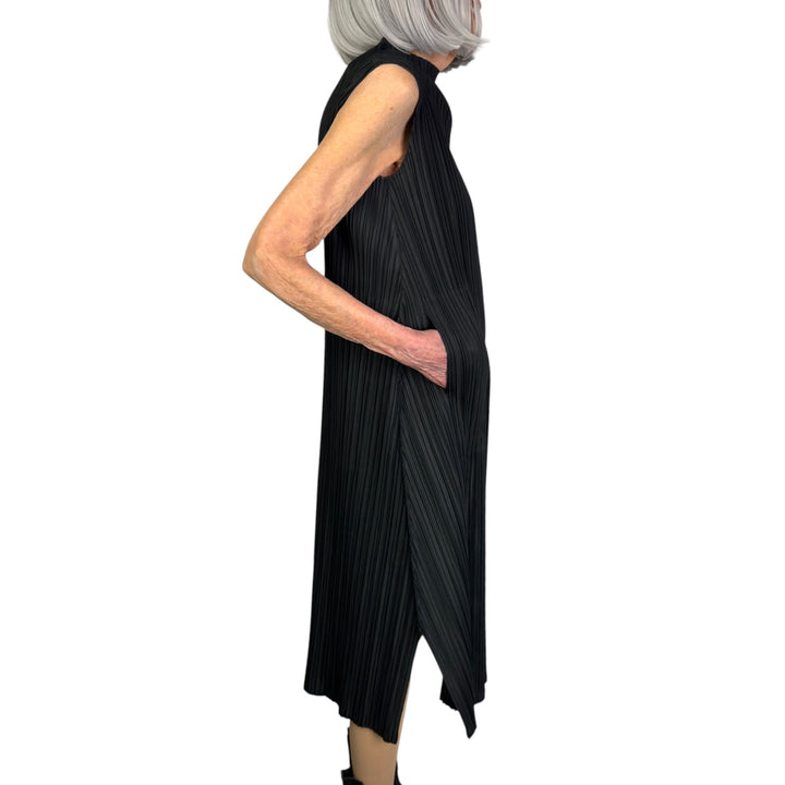 MELLOW PLEATS SLEEVELESS DRESS
