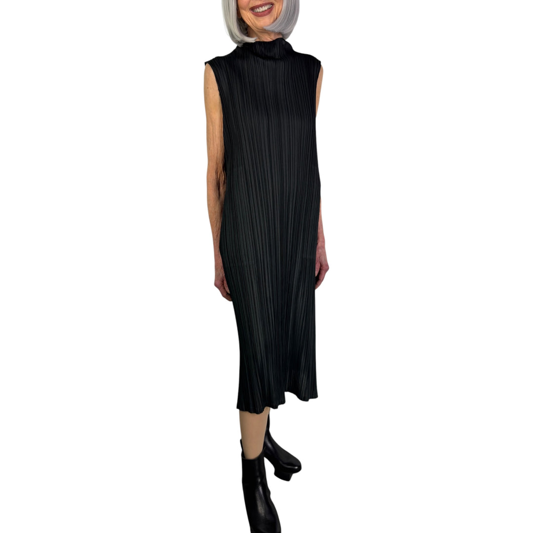 MELLOW PLEATS SLEEVELESS DRESS