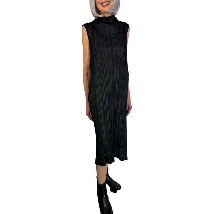 MELLOW PLEATS SLEEVELESS DRESS