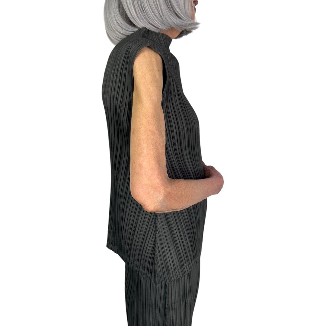 MELLOW PLEATS SLEEVELESS TOP