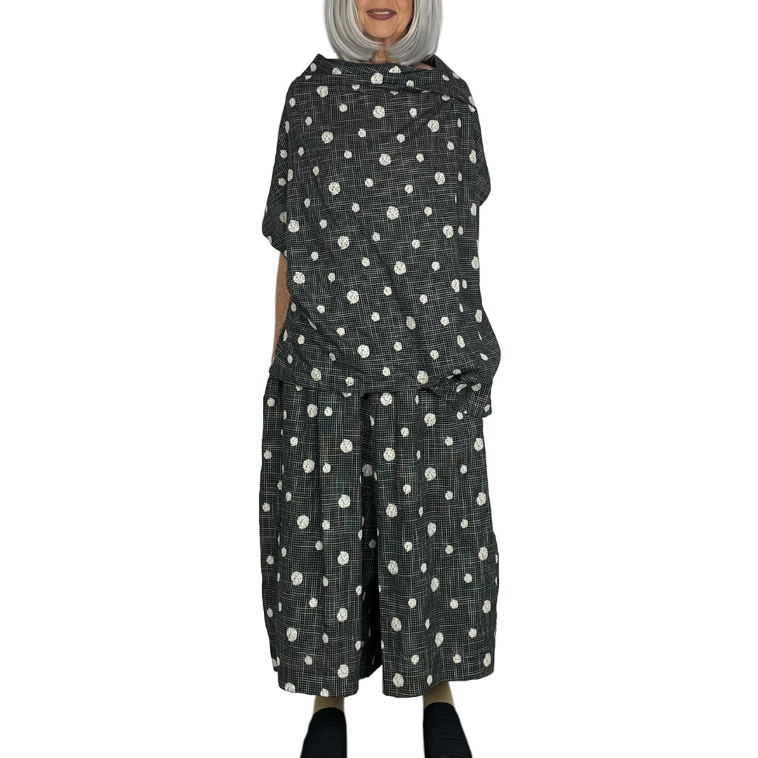 EMBROIDERED DOTS TOP
