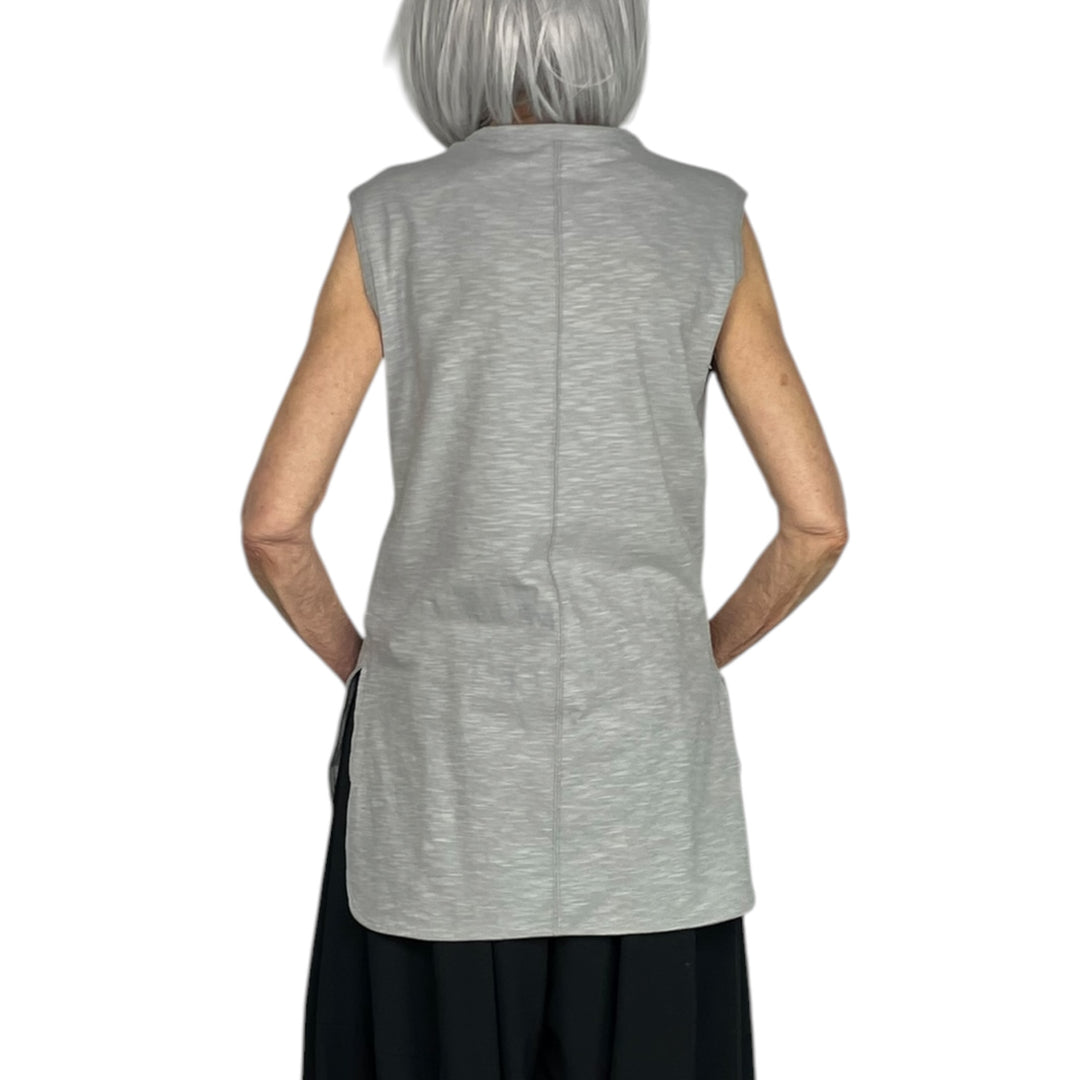 GRAPHIC PRINT SLEEVELESS T-SHIRT