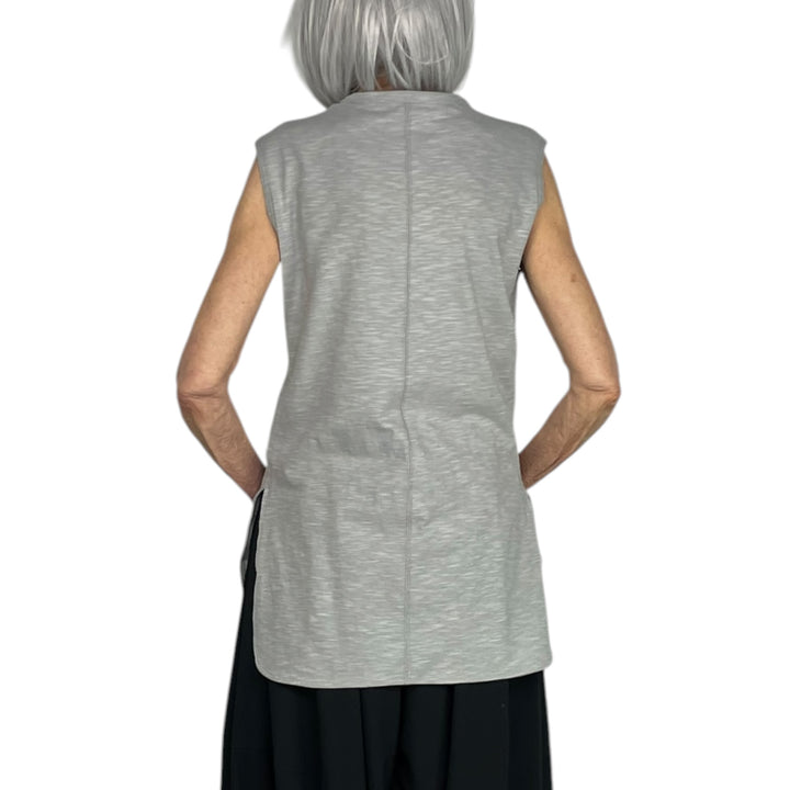 GRAPHIC PRINT SLEEVELESS T-SHIRT
