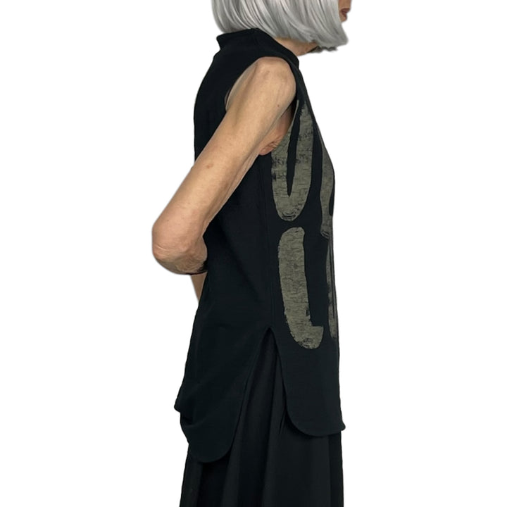 GRAPHIC PRINT SLEEVELESS T-SHIRT