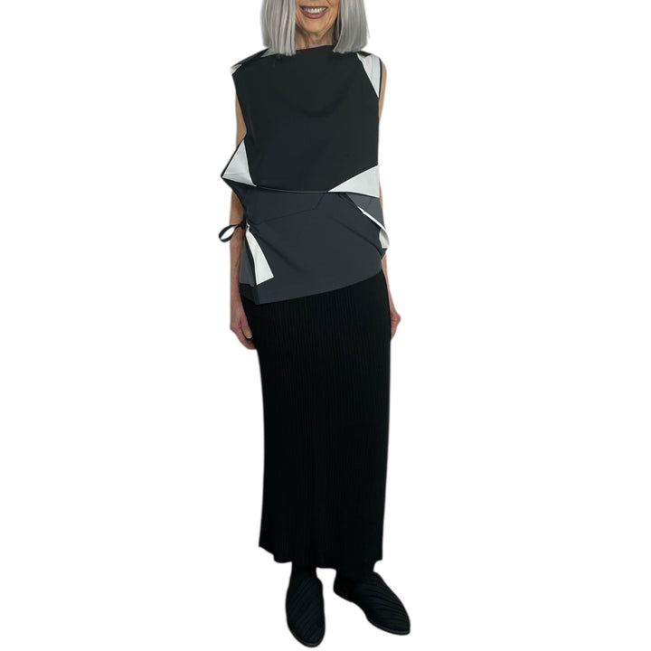 POSITIONS SLEEVELESS TOP