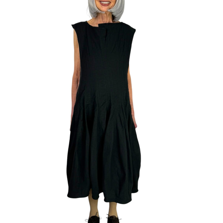 STITCH PLEATS SLEEVELESS DRESS