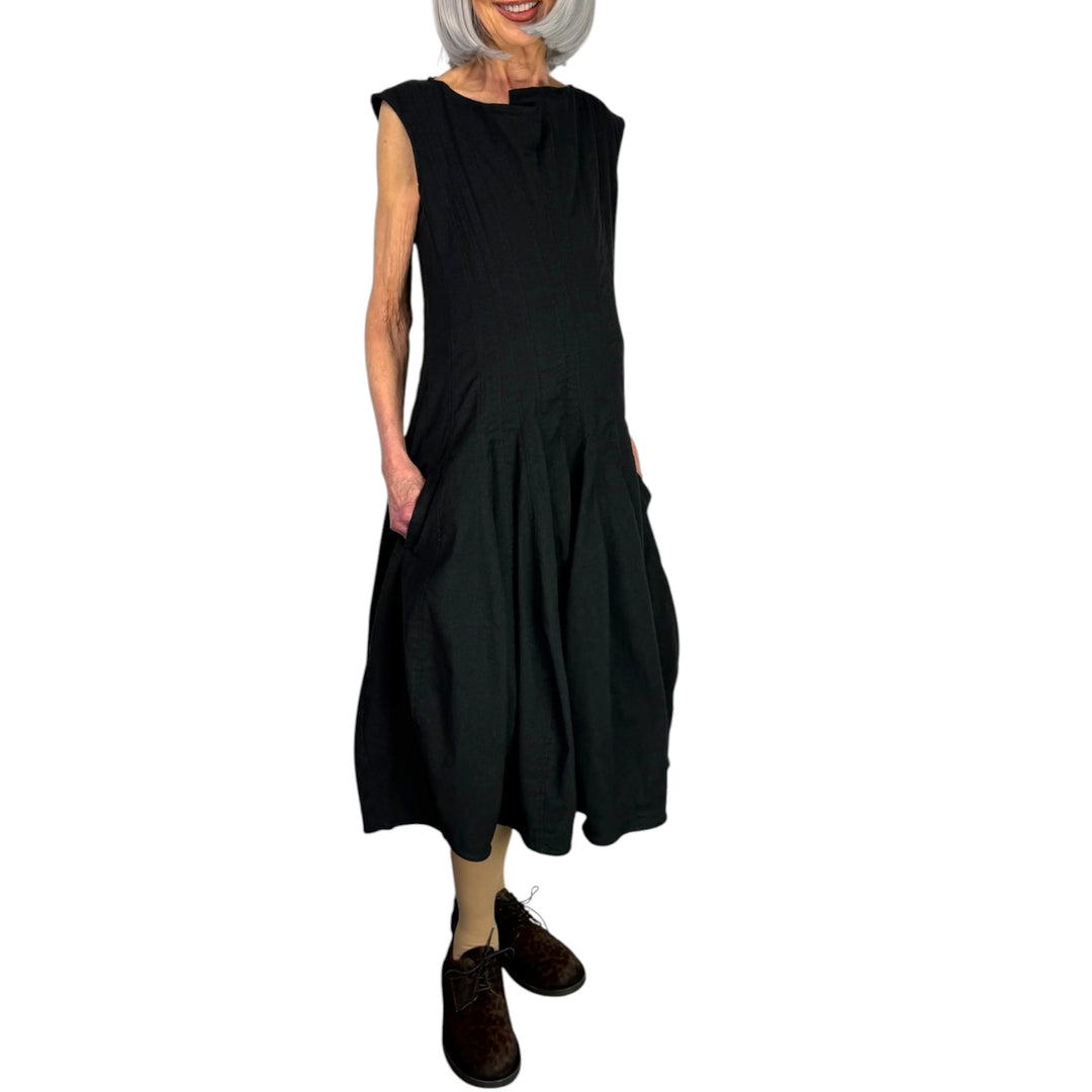 STITCH PLEATS SLEEVELESS DRESS