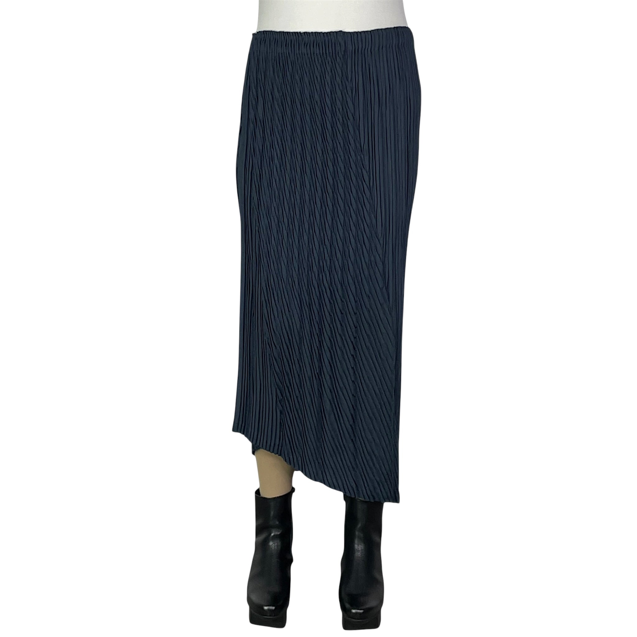 UNFURLING PLEATS SKIRT – MIO