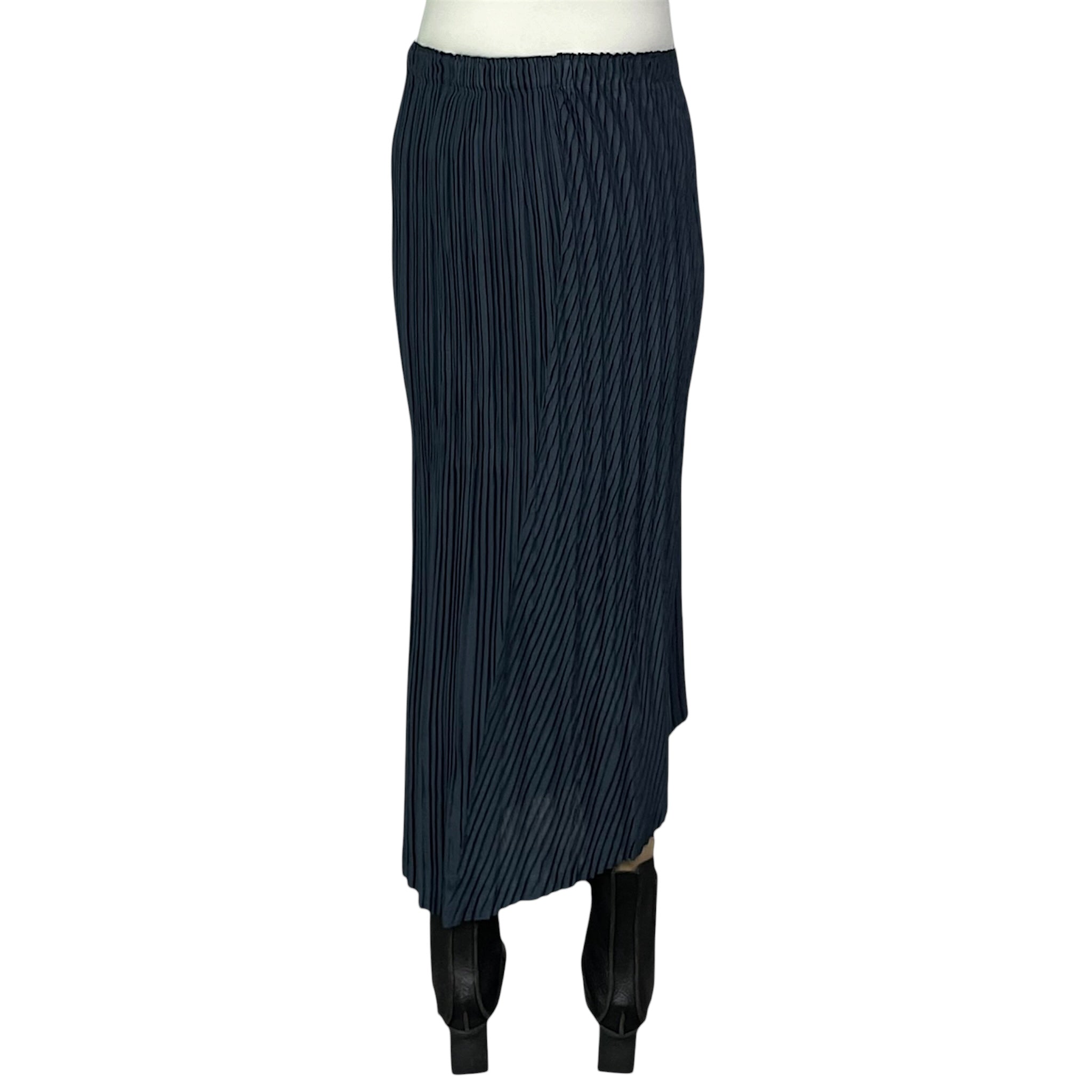 UNFURLING PLEATS SKIRT – MIO